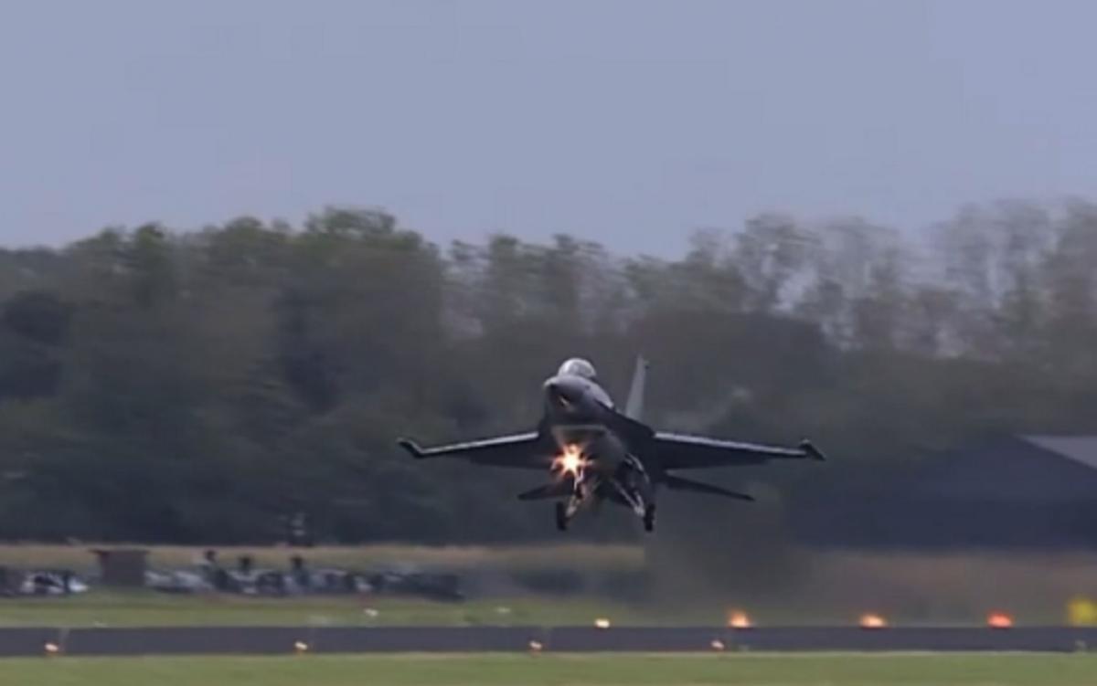 Як пілоти F-16 тренуються катапультуватися в разі аварії Як пілоти F-16 тренуються катапультуватися в разі аварії