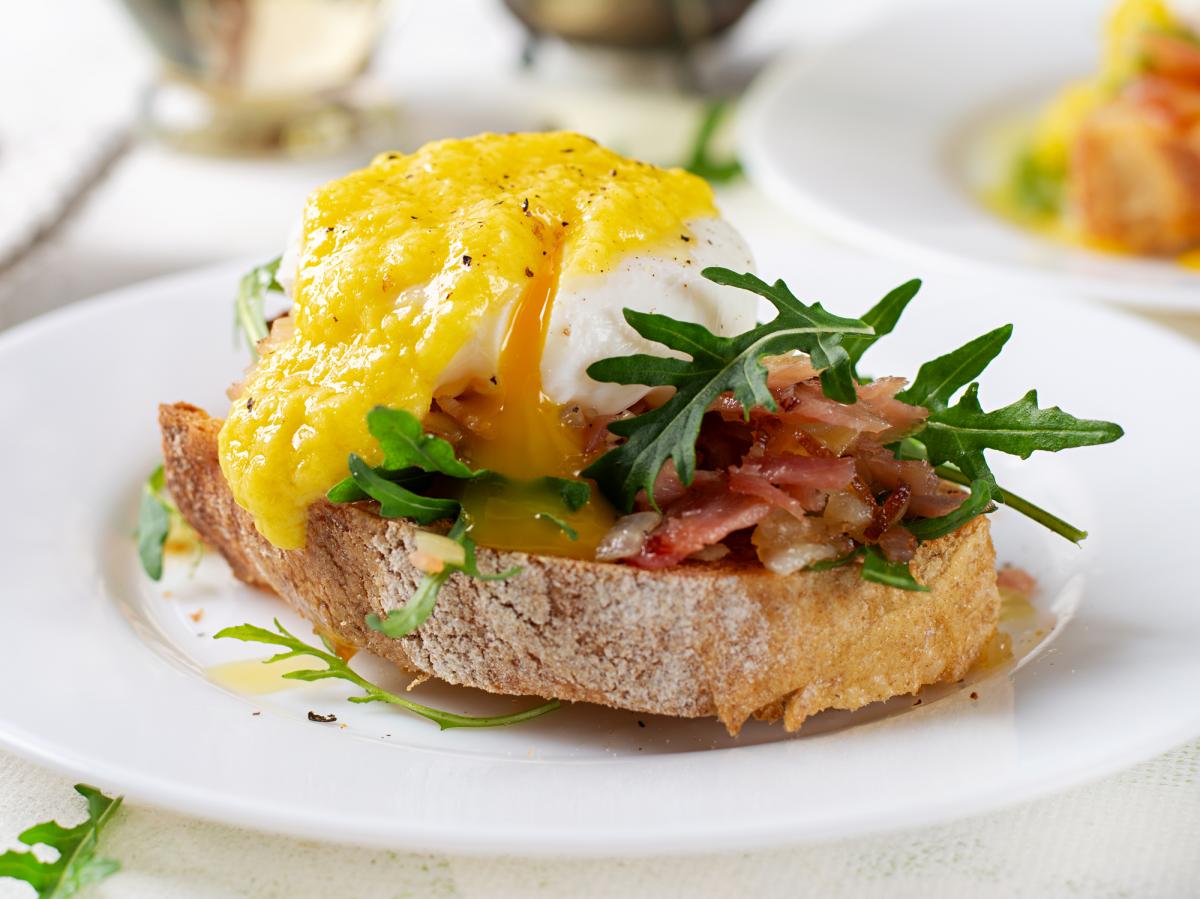 Яйце виходить ідеально приготовленим - усередині злегка рідке / фото ua.depositphotos.com