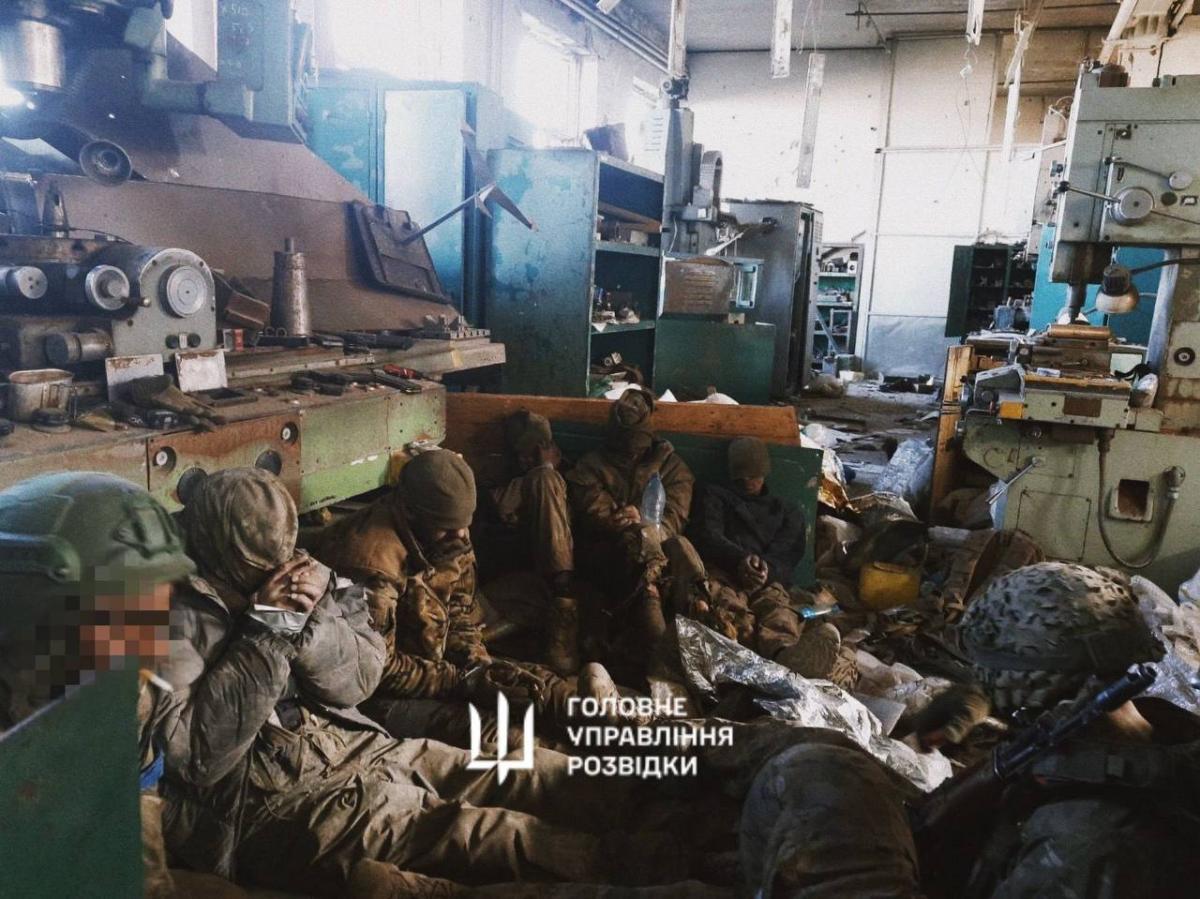 Під час операції українські військові захопили в полон майже два десятки окупантів / фото ГУР Під час операції українські військові захопили в полон майже два десятки окупантів / фото ГУР