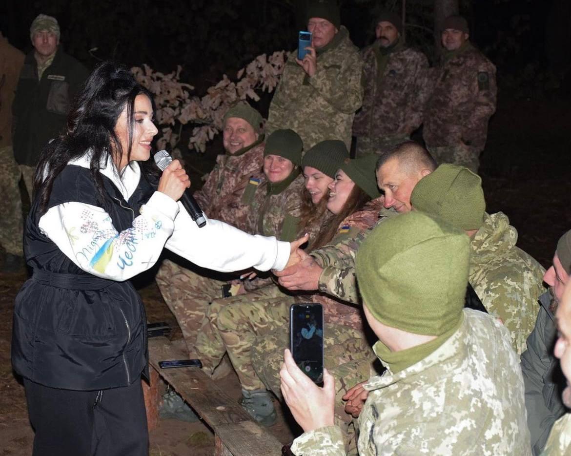 Злата Огневич с военными / фото инстаграм Златы Огневич Злата Огневич с военными / фото инстаграм Златы Огневич