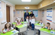 Зеленський привів прем'єра Нідерландів у звичайну школу прифронтового Запоріжжя (відео)