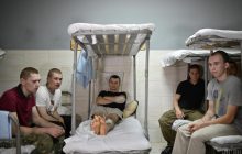 В Украине пленных российских срочников содержат как в "пионерском лагере", - СМИ