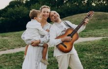 "Мне очень тяжело": жена Виктора Павлика со слезами на глазах рассказала о здоровье сына