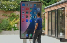 Энтузиасты собрали самый большой в мире iPhone высотой 2 метра – и он работает