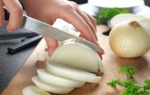 Как нарезать лук без слез: простой и действенный совет от шеф-повара
