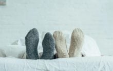 Чи справді люди в шкарпетках засинають швидше, ніж зазвичай: відповідь експертів