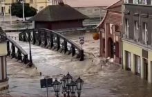 В Польше прорвало дамбу: целый город залило водой (видео)