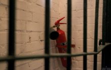 У Львові в укритті коледжу вибухнув вогнегасник: є постраждалі серед учнів (відео)