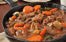 Тушеная говядина с клецками: опытный повар поделилась простым рецептом