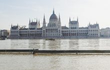 Дунай вышел из берегов в столице Венгрии: вода вплотную подступила к парламенту (фото, видео)