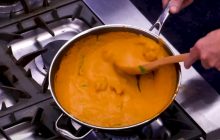 Готовится за 15 минут: кулинарный эксперт дал простой рецепт вкусного куриного супа карри