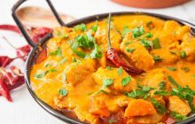 Ароматний каррі: Джеймі Олівер поділився покроковим рецептом страви для затишного вечора