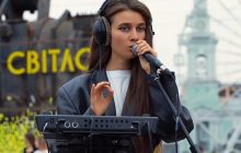 "Вбити волю їм не вдасться": Jerry Heil заспівала у центрі Києва біля електротрансформатора, який знищили росіяни