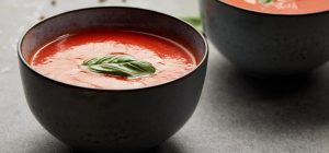 Неожиданные ингредиенты: шеф-повар поделился "самым простым" рецептом томатного супа