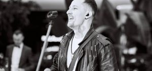 "Людям, которые стояли на горе шоу-бизнеса, пришлось ломать спины и жить по правилам молодежи", - певец DIBROVA