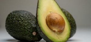 Як видалити кісточку авокадо без зусиль за кілька секунд: тіктокер показав хитрий трюк