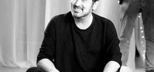 Известный турецкий певец умер во время выступления на сцене