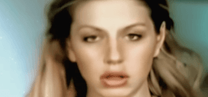 Відома російська співачка потрапила в кому після спроби суїциду