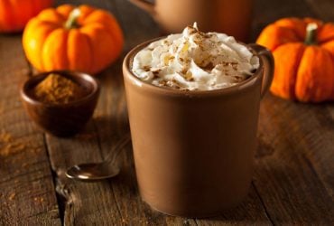 Эксперт советует не пить тыквенный латте утром: чем это навредит