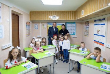 Зеленський привів прем'єра Нідерландів у звичайну школу прифронтового Запоріжжя (відео)