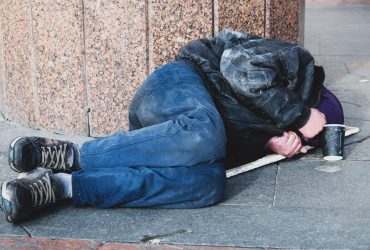 РФ вербує сибірських безхатченків на війну проти України, аби перекрити свої втрати, - ЗМІ