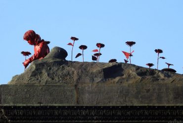 Французский художник установил в Киеве пять красных скульптур