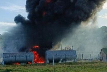 Невідомий безпілотник навідав паливну базу в Бєлгородській області: загорілися цистерни (відео)