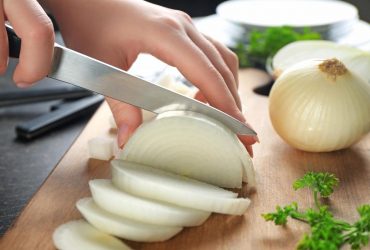 Як нарізати цибулю без сліз: проста та дієва порада від шеф-кухаря