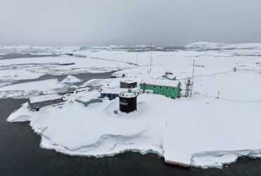 На 100 км довкола: острів з українськими полярниками запаковано кригою (фото)