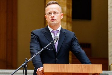 Сіярто: Угорщина готова організувати переговори Зеленського і Путіна