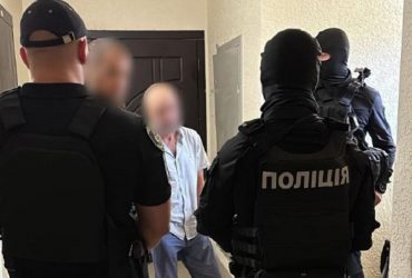 Під Києвом чоловік влаштував стрілянину прямо з вікна квартири (відео)