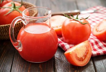 Як приготувати томатний сік на зиму: рецепт із соковижималкою та без неї