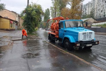 Люди рятуються на дахах автівок: Одеса поплила через зливу (фото, відео)