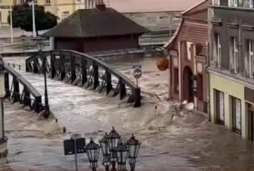 У Польщі прорвало дамбу: ціле місто залило водою (відео)