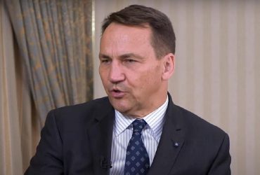 Просимо про повагу: Сікорський розповів, як Україні вирішити історичний конфлікт із Польщею