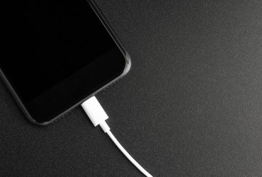 Як заряджати телефон, щоб акумулятор служив довше: реальне правило дуже просте