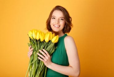 Чому не можна дарувати жовті квіти: що говорять народні прикмети