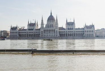 Дунай вышел из берегов в столице Венгрии: вода вплотную подступила к парламенту (фото, видео)
