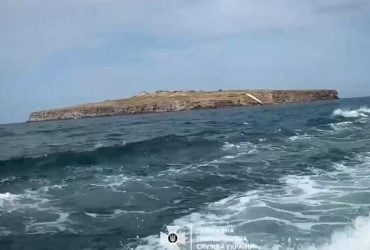 Пограничники показали остров Змеиный на видео