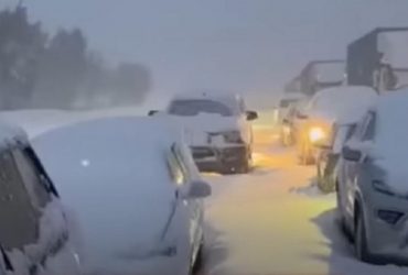 Потужний снігопад у ПАР паралізував дорожній рух (відео)