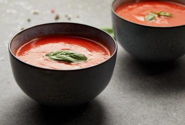 Неочікувані інгредієнти: шеф-кухар поділився найпростішим рецептом томатного супу