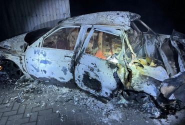 У Нікополі російські загарбники вдарили дроном-камікадзе по машині з людьми, є жертви