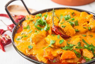 Ароматний каррі: Джеймі Олівер поділився покроковим рецептом страви для затишного вечора