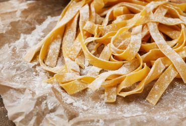 Как приготовить домашнюю пасту из муки и воды: рецепт от Джейми Оливера