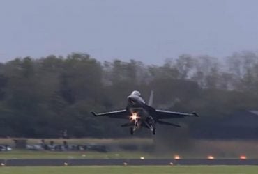 Как пилоты F-16 тренируются катапультироваться в случае аварии