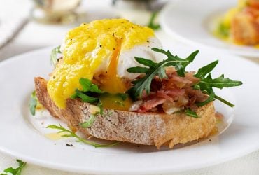 Кухар розкрив метод приготування яйця-пашот за 45 секунд: результат приємно здивує