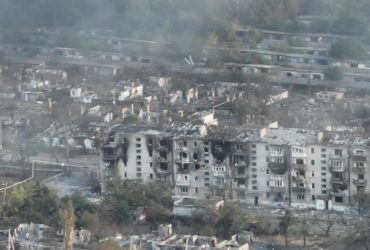 Бои идут за каждую комнату в застройках: разрушенный россиянами Торецк показали на видео