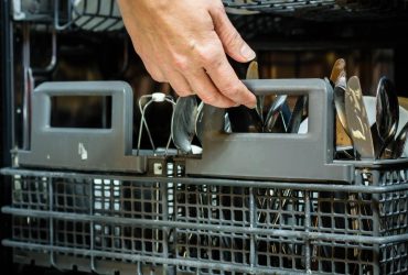 Что происходит внутри посудомоечной машины: видео удивило и возмутило сеть