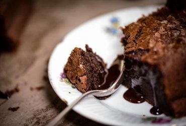 Ленивый шоколадный кекс: Мэри Берри предлагает приготовить простой десерт