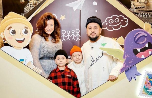 Монатік показав вагітну дружину і замилував кадрами зі шкільної лінійки синів (фото)